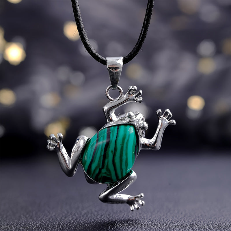 Silberner Frosch-Anhänger mit grünem Edelstein, Schmuck, Halskette, Geschenkidee, Unisex.