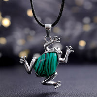 Silberner Frosch-Anhänger mit grünem Edelstein, Schmuck, Halskette, Geschenkidee, Unisex.