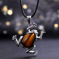 Silberner Frosch-Anhänger mit Tigerauge, schwarzes Lederband, Schmuck für Damen und Herren.