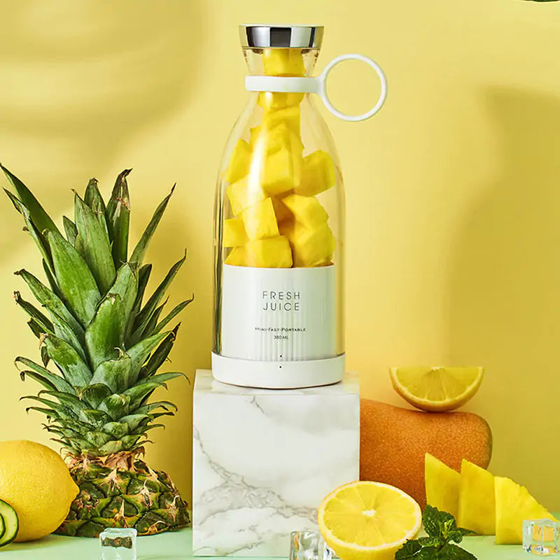 Fruchtpresse mit Ananasstücken, Glasflasche, gelber Hintergrund, frische Zitrusfrüchte, modern.