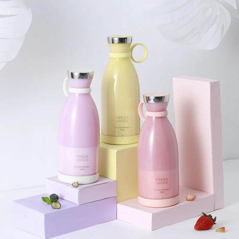 Drei bunte Thermosflaschen, rosa und gelb, auf pastellfarbenen Blöcken, modern und stilvoll.