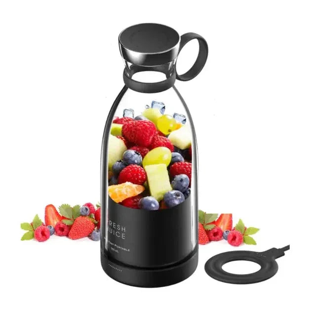 Schwarzer tragbarer Mixer mit Obst, USB-Ladekabel, ideal für Smoothies unterwegs.