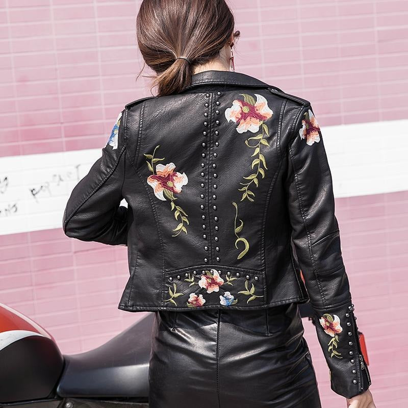 Herbstliche bestickte Damen Kunstlederjacke im Bikerstil – Eleonora
