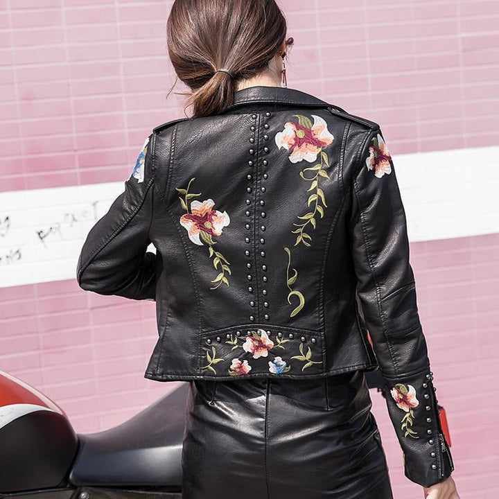 Herbstliche bestickte Damen Kunstlederjacke im Bikerstil – Eleonora