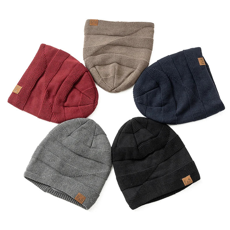 Fünf unisex Strickmützen in Rot, Beige, Blau, Grau und Schwarz, warm gefüttert für den Winter.