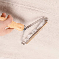 Handlicher Fusselentferner mit Holzgriff, ideal für Kleidung und Möbelpflege.