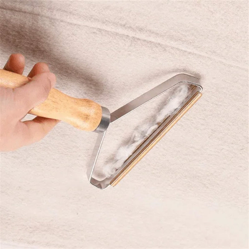 Handlicher Fusselentferner mit Holzgriff, ideal für Kleidung und Möbelpflege.