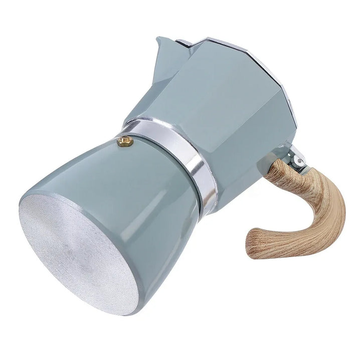 Graue Espressokanne aus Aluminium mit Holzgriff, stilvolles Design, für Herdplatten geeignet.