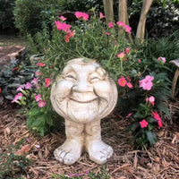 Gartenfigur Blumentopf, lächelndes Gesicht, weiß, mit rosa Blumen, dekorative Gartendekoration.