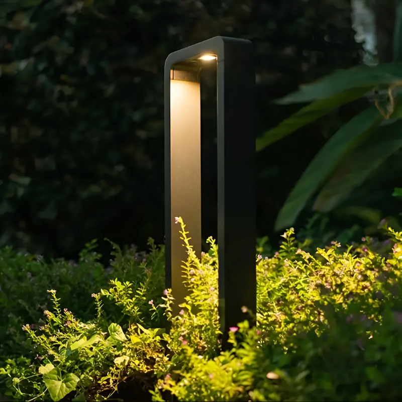 Moderne schwarze Gartenlampe, LED, rechteckig, beleuchtet Pflanzen im Freien.