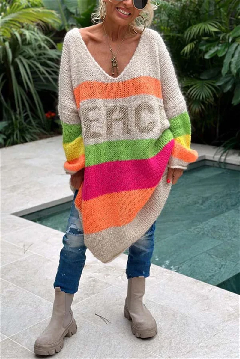 Frau trägt bunten Strick-Cardigan mit Regenbogenstreifen, lässiger Stil, Outdoor-Mode.