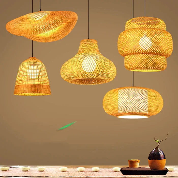 Fünf hängende Rattanlampen, warmes Licht, modernes Design, Wohnzimmerbeleuchtung.
