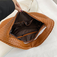 Braune geflochtene Ledertasche mit Reißverschluss, Innenfächer, Damenmode Accessoire.