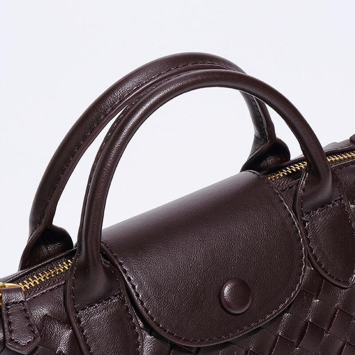 Dunkelbraune geflochtene Lederhandtasche mit Griffen, elegante Damenmode Accessoire.