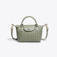 Grüne geflochtene Handtasche aus Leder mit Schulterriemen und goldenen Details.