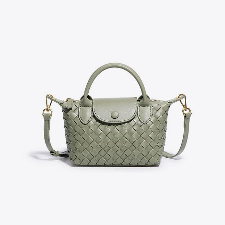 Grüne geflochtene Handtasche aus Leder mit Schulterriemen und goldenen Details.