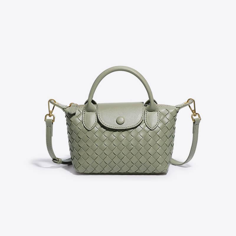 Grüne geflochtene Handtasche aus Leder mit Schulterriemen und goldenen Details.