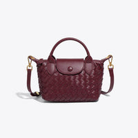 Bordeauxrote geflochtene Handtasche aus Leder mit abnehmbarem Schulterriemen.