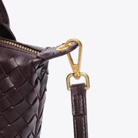 Braune geflochtene Ledertasche mit goldenen Details, modische Handtasche für Damen.