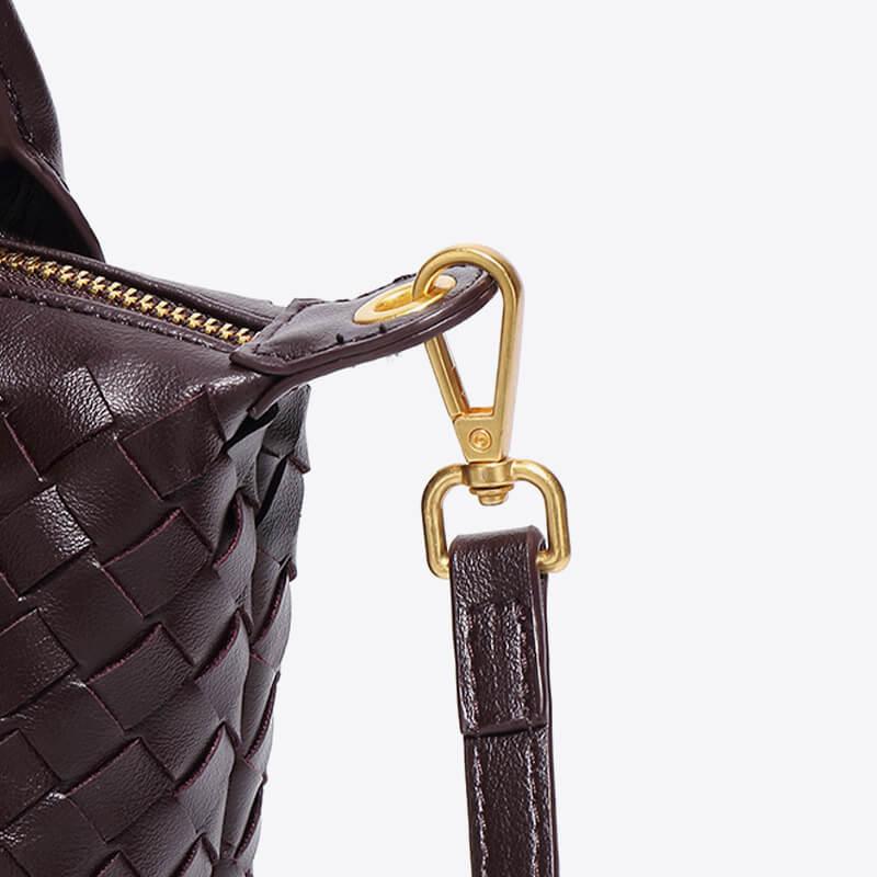 Braune geflochtene Ledertasche mit goldenen Details, modische Handtasche für Damen.