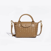 Geflochtene Handtasche aus Leder, beige, mit Schulterriemen, modisch, Damenaccessoire.