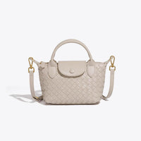 Geflochtene Handtasche aus Leder in Beige mit abnehmbarem Schulterriemen und goldenen Details.