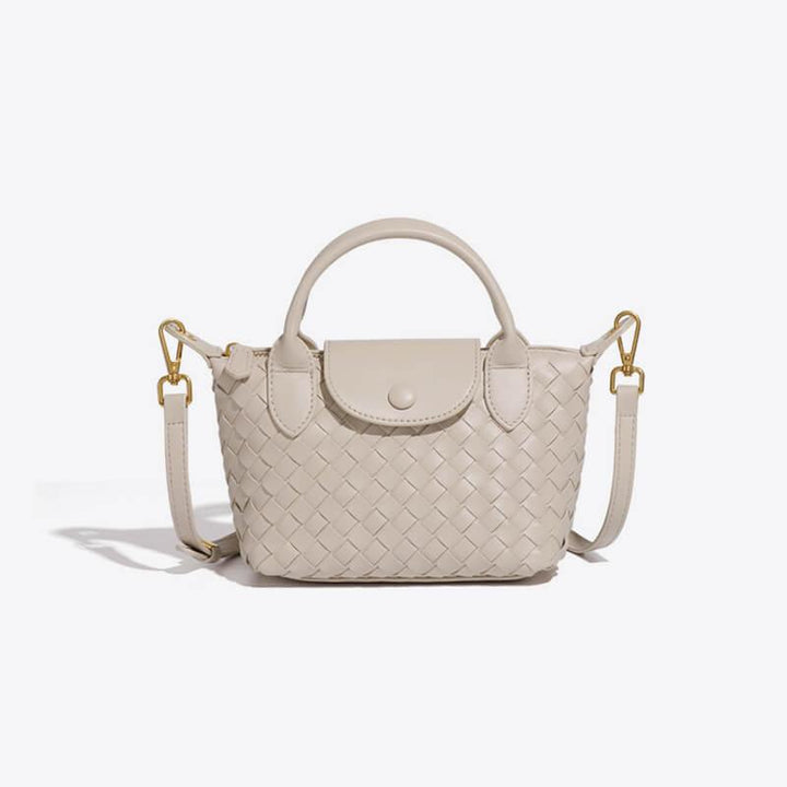 Geflochtene Handtasche aus Leder in Beige mit abnehmbarem Schulterriemen und goldenen Details.