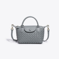 Geflochtene Handtasche aus Leder in Grau mit abnehmbarem Schulterriemen und Druckknopfverschluss.