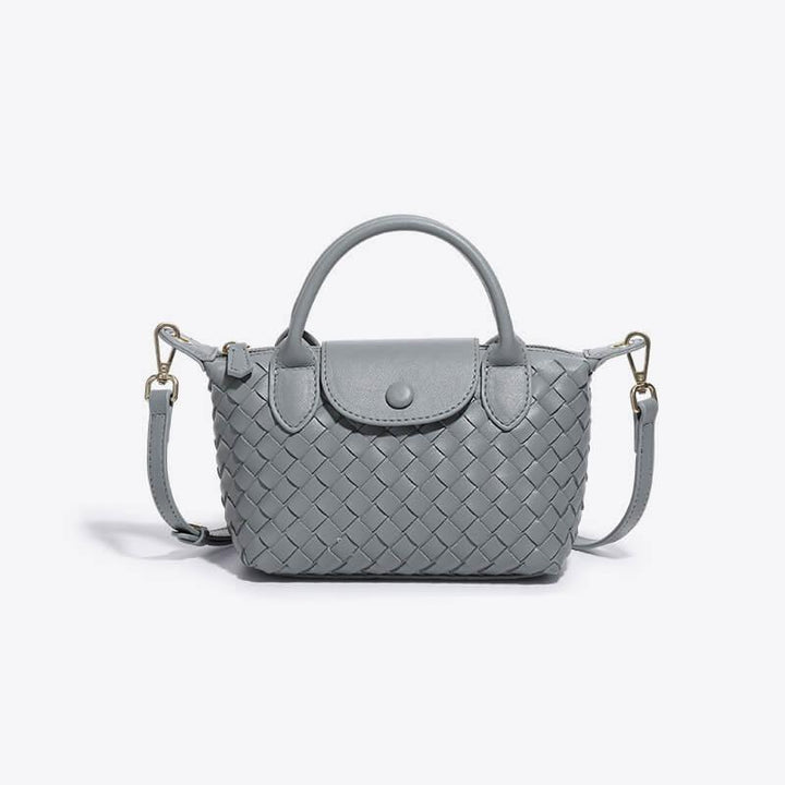 Geflochtene Handtasche aus Leder in Grau mit abnehmbarem Schulterriemen und Druckknopfverschluss.