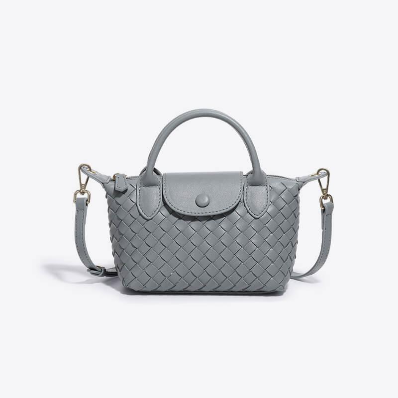 Geflochtene Handtasche aus Leder in Grau mit abnehmbarem Schulterriemen und Druckknopfverschluss.