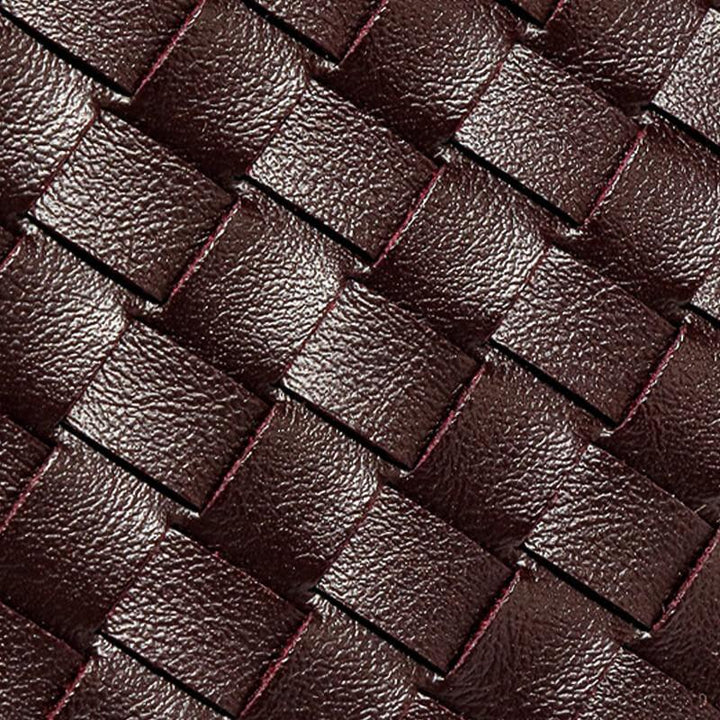 Geflochtene braune Lederhandtasche, Nahaufnahme, hochwertiges Material, modisches Accessoire.