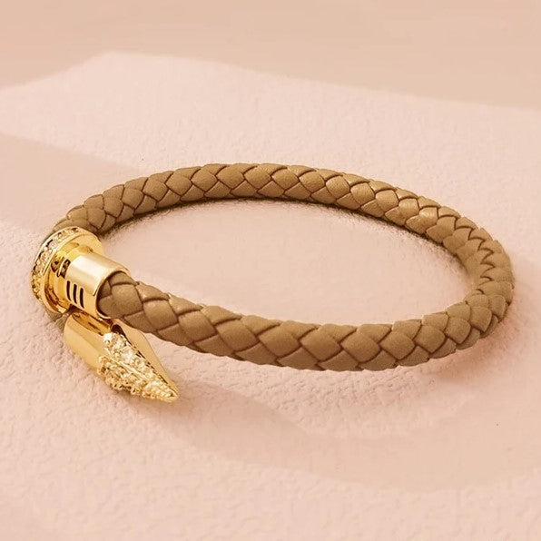 Khaki geflochtenes Lederarmband mit goldener Verschlusskappe, modisches Accessoire für Herren.
