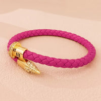 Rosa geflochtenes Lederarmband mit goldener Verschlusskappe, modisches Accessoire.