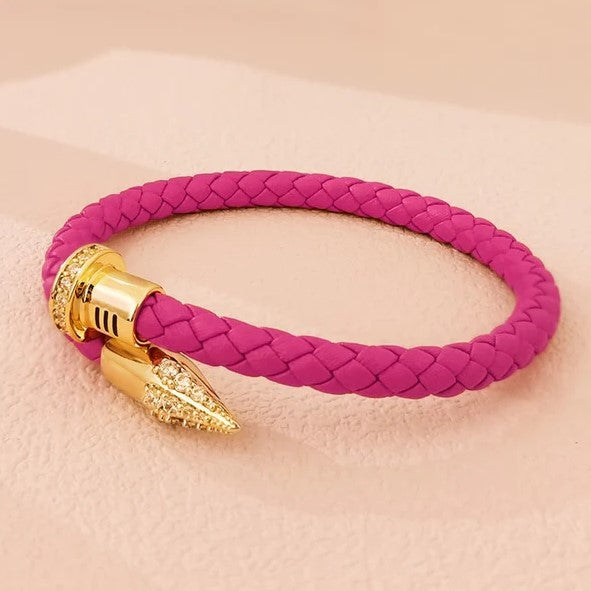 Rosa geflochtenes Lederarmband mit goldener Verschlusskappe, modisches Accessoire.