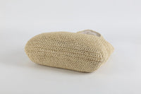 Beige handgefertigte Strohtasche, umweltfreundlich, Sommermode, Strandaccessoire.