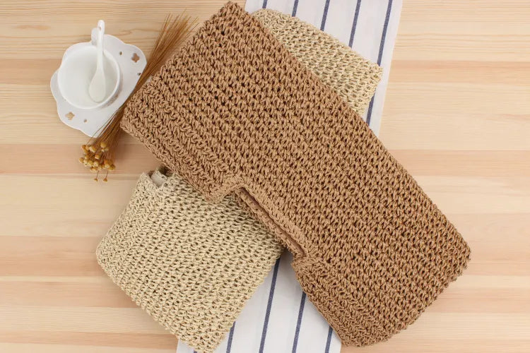 Geflochtener Topflappen aus Jute, beige und braun, auf Holzuntergrund mit Geschirrtuch.