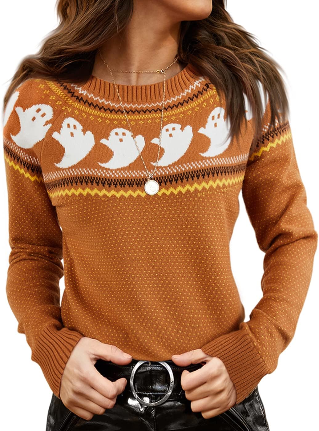 Frau trägt braunen Halloween-Pullover mit Geistermotiv, Strick, Herbstmode, Damenbekleidung.
