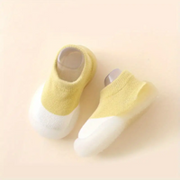 Gelbe Babyschuhe aus Baumwolle mit rutschfester Sohle, ideal für Kleinkinder, bequem und weich.