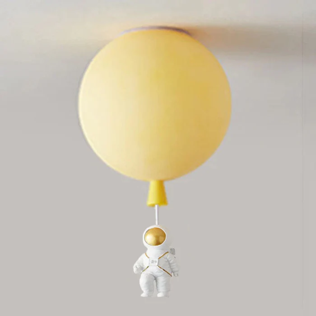 Gelbe Ballon-Deckenleuchte mit hängendem Astronauten, modernes Kinderzimmer-Dekor.