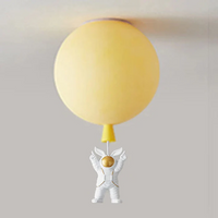 Gelbe Ballon-Deckenleuchte mit hängendem Astronauten, modernes Kinderzimmer-Dekor.
