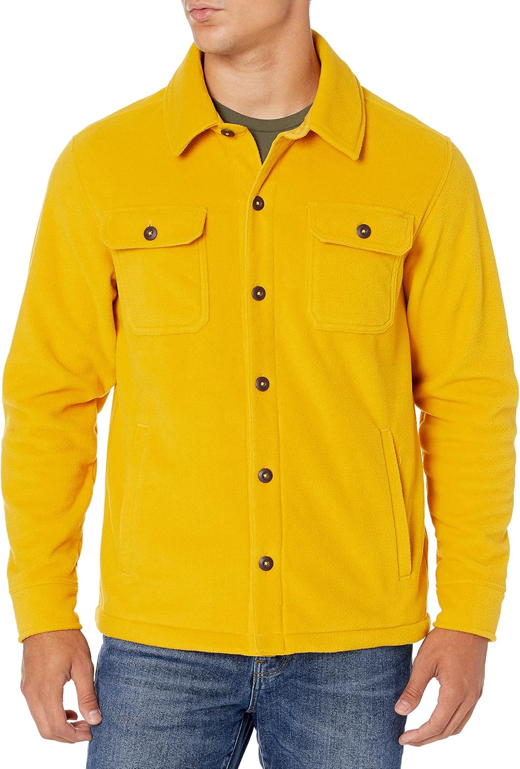 Mann in gelber Fleecejacke mit Knöpfen und Brusttaschen, lässige Herrenmode.