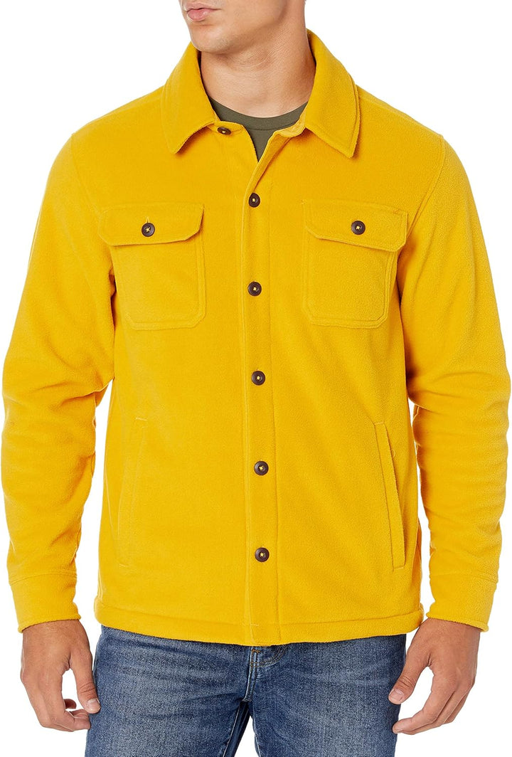 Mann in gelber Fleecejacke mit Knöpfen und Brusttaschen, lässige Herrenmode.