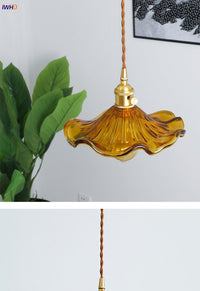 Gelbe Glas-Pendelleuchte mit Messingfassung, Vintage-Design, ideal für Wohnzimmerbeleuchtung.