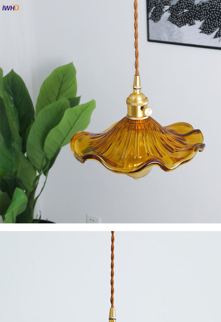 Gelbe Glas-Pendelleuchte mit Messingfassung, Vintage-Design, ideal für Wohnzimmerbeleuchtung.