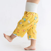 Kleinkind trägt gelbe Babyhose mit Tiermotiven, hoher Bund, Baumwolle, bequem, modisch.