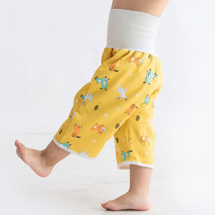 Kleinkind trägt gelbe Babyhose mit Tiermotiven, hoher Bund, Baumwolle, bequem, modisch.