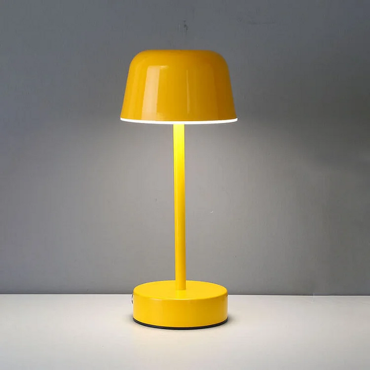Gelbe Tischlampe, modernes Design, Metall, LED-Beleuchtung, minimalistischer Stil, Wohnkultur.