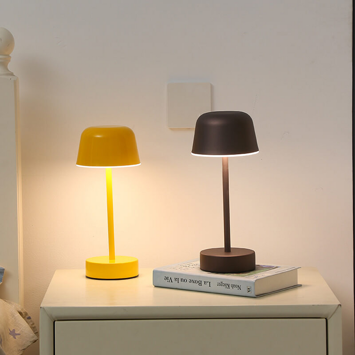 Zwei moderne Tischlampen, gelb und braun, auf Nachttisch, minimalistisch, LED-Beleuchtung.
