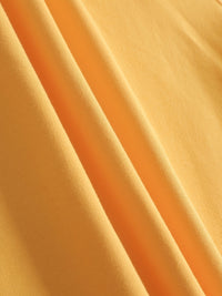 Gelber Baumwollstoff, weiche Textur, ideal für Kleidung, Nähprojekte, hochwertige Stoffe.