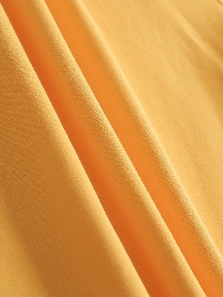 Gelber Baumwollstoff, weiche Textur, ideal für Kleidung, Nähprojekte, hochwertige Stoffe.